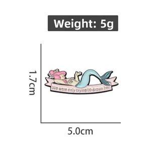 Détails de la broche sirène en émail de 5,0 cm avec ruban rose et dimensions