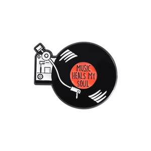 Broche rétro en émail avec disque vinyle et inscription musicale sur fond blanc