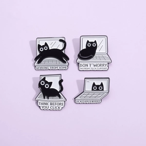 Simpatica Spilla in Lega di Gatto Nero a Cartoni Animati Divertente Tema Ufficio IT Laptop Spilla Smaltata per Vestiti Borsa