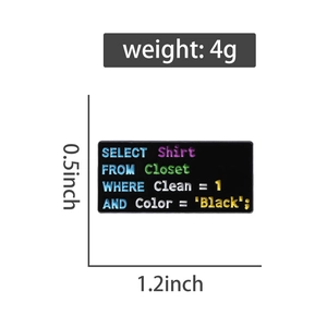 Vue détaillée du pin's émaillé noir SQL pour programmeur avec texte de code coloré