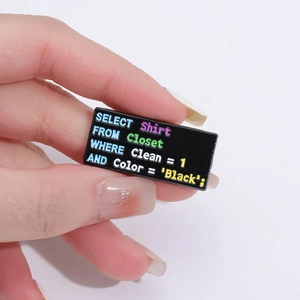 Détail d'un pin's en émail avec code SQL SELECT Shirt pour les passionnés d'informatique
