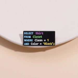 Détail du pin's émaillé avec code SQL affichant une requête SELECT sur métal noir