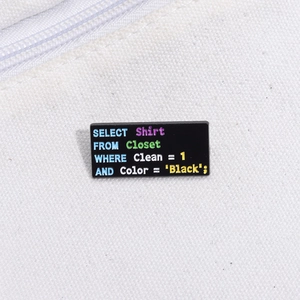 Macro d'un pin's rectangulaire en émail avec code SQL et texte de syntaxe multicolore