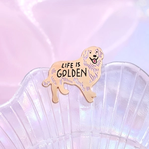 Broche émaillée Golden Retriever avec gravure LIFE IS GOLDEN sur plateau coquillage