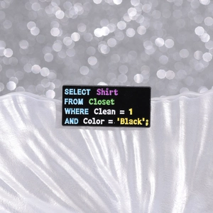 Broche en émail programmation SQL noire avec texte de code coloré sur plateau coquille