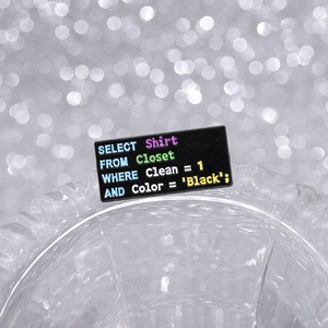 Broche créative émaillée noire SQL avec texte de code de requête de base de données