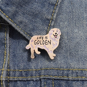 Broche émaillée Golden Retriever avec texte sur le col d'une veste en jean bleue