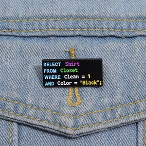 Vue détaillée du pin's en émail avec code SQL sur veste en jean avec syntaxe colorée