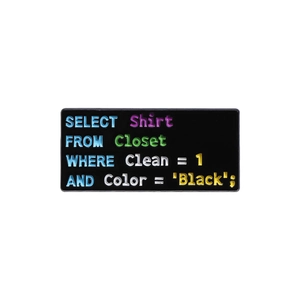 Badge émaillé de programmation SQL avec fond noir et texte de code coloré pour développeurs