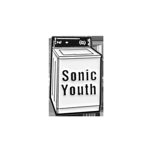 Dettaglio della spilla smaltata lavatrice bianca con testo Sonic Youth in stile minimal