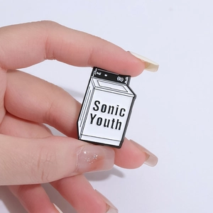 Spilla creativa smaltata Sonic Youth a forma di lavatrice in lega di zinco nero e bianco lucido