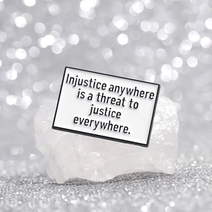 Broche en émail artistique avec citation de MLK sur la justice partout