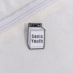 Spilla smaltata Sonic Youth retrò a forma di lavatrice su sfondo di tela beige