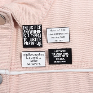 Gros plan détaillé de quatre broches rectangulaires émaillées sur tissu denim rose