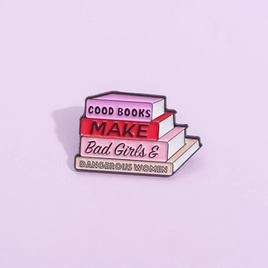 Pin's en émail avec pile de livres colorés et texte Good Books Make Bad Girls en relief