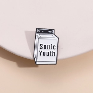 Vista dettagliata della spilla smaltata Sonic Youth a forma di lavatrice in lega
