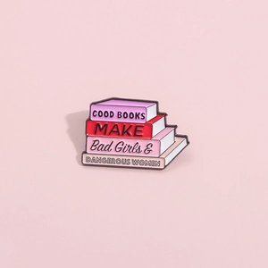 Broche en émail rose en forme de livres avec texte Bad Girls and Dangerous Women