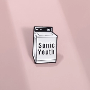 Dettaglio della spilla in smalto a lavatrice con il logo della band Sonic Youth