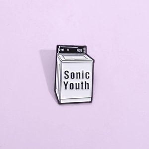 Spilla smaltata retrò della band Sonic Youth con design lavatrice in bianco e nero