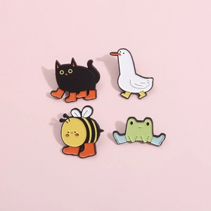 Set di spille smaltate con animali cartoon: gatto, papera, ape e rana con stivali