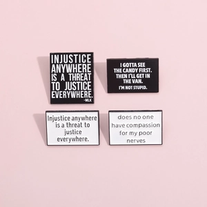 Lot de quatre pin's rectangulaires minimalistes en émail noir et blanc avec citations