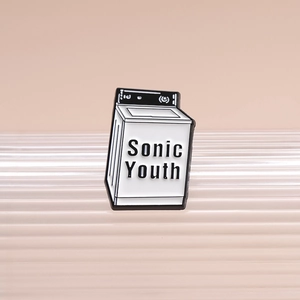 Dettaglio della spilla smaltata creativa Sonic Youth a lavatrice su espositore rosa