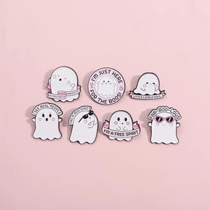 Set di sette spille smaltate a forma di fantasmi rosa con divertenti battute di Halloween