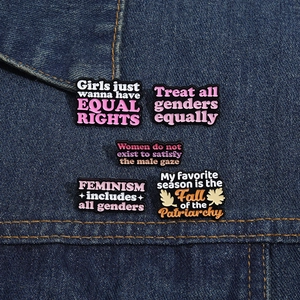 Set di spille in smalto con slogan per la parità di genere su tessuto denim blu