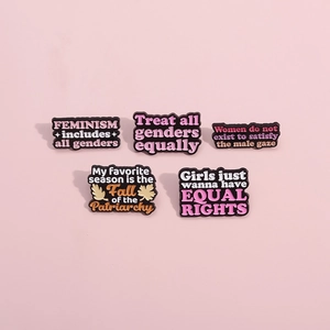 Set di cinque spille femministe in smalto con slogan di uguaglianza e scritte colorate