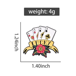 Detailansicht der Emaille-Anstecknadel mit Pokerkarten, Lucky-Banner und Maßen
