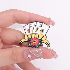 Kreative Lucky Ace Spielkarten Emaille Brosche mit roter Rose und gelbem Banner
