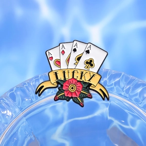 Makroaufnahme der Retro-Emaille-Brosche mit Pokerkarten, Rose und Lucky-Schriftzug
