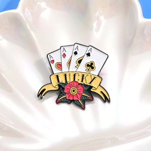 Détail macro de la broche cartes de poker avec ruban lucky et fleur de rose rouge