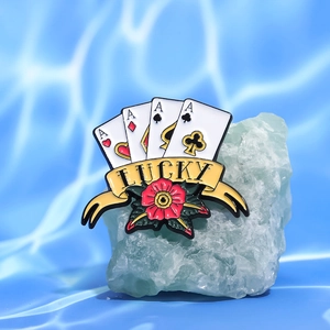 Vue détaillée de la broche émaillée Lucky Ace avec une rose rouge et des feuilles
