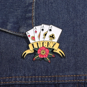 Detailansicht einer Lucky-Pokerkarten-Emaille-Brosche auf dunklem Denim-Stoff