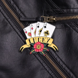 Detail von Lucky Ace Spielkarten und rote Rose Emaille Brosche auf schwarzer Lederjacke