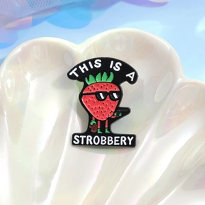 Süße Cartoon Erdbeere Emaille Pin mit Sonnenbrille und lustigem Spruch für Rucksäcke