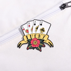 Detailansicht der Emaille-Anstecknadel mit Spielkarten und Blumen auf Canvas-Tasche
