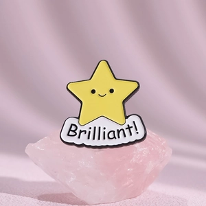 Broche en émail étoile souriante jaune avec texte Brilliant! sur socle de nuage