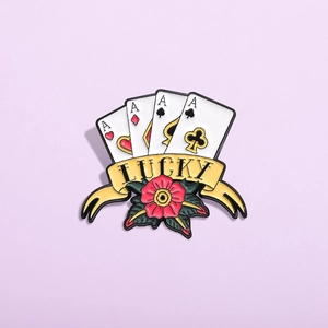 Vintage Metallbrosche mit vier Ass-Karten, roter Rose und Lucky-Band auf lila Grund