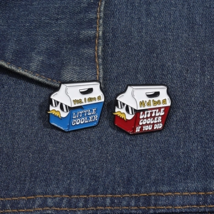 Paire de broches glacière en émail rouge et bleu avec texte humoristique sur jean