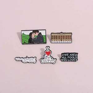 Set di 5 spille in smalto Orgoglio e Pregiudizio con tenuta Pemberley e disegni Mr. Darcy