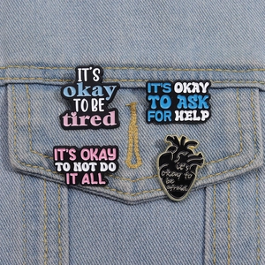 Emaille-Pins für psychische Gesundheit mit Herz-Design und Text auf Jeansjacke