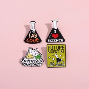 Set di quattro spille smaltate a tema laboratorio scientifico con beute e matracci