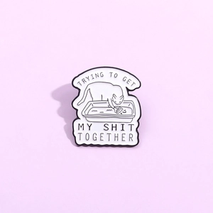 Pin's en Émail Chat Blanc Humoristique Nettoyage de la Litière Trying To Get My Shit Together Broche en Alliage Badge Pour Vêtements Sacs