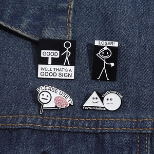 Nahaufnahme der kreativen Strichmännchen-Anstecknadeln mit Gehirnmotiven auf Denim