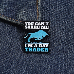 Détail du pin's en émail day trader avec silhouette de taureau sur fond en jean bleu