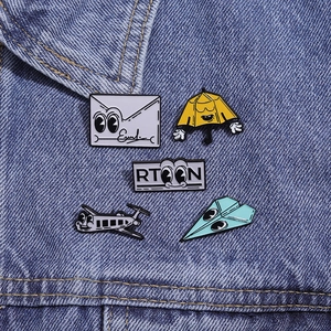 Détails de l'ensemble de 5 broches en émail dessin animé sur tissu en jean bleu