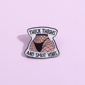 Épinglette créative en émail Thick Thighs avec motif résille et culotte rose
