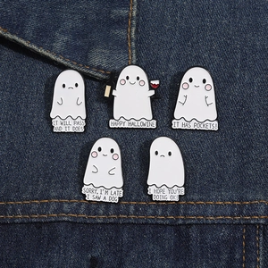 Detail von fünf süßen Geist-Emaille-Pins mit lustigen Sprüchen auf dunklem Denim